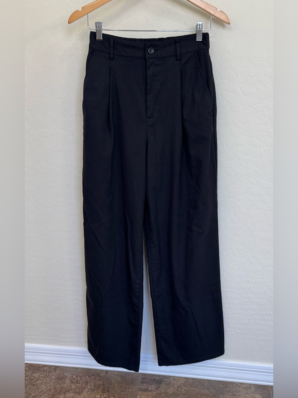 Urban Outfitters Black High-Rise Pleated Wide-Leg Trousers Pants Size M